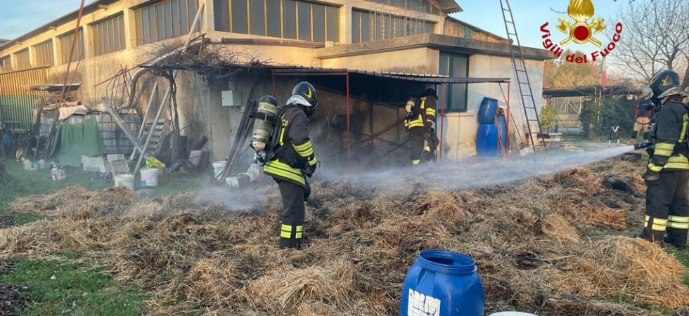 Rogo in un terreno agricolo: in fiamme una ventina di balle di fieno
